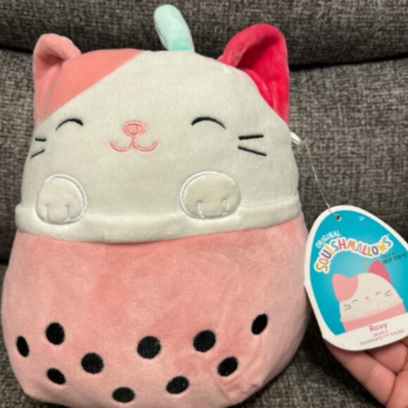 NWT 8" Roxy the Strawberry Boba Cat Squishmallow Hot Topic Exclusive - Picture 1 of 2